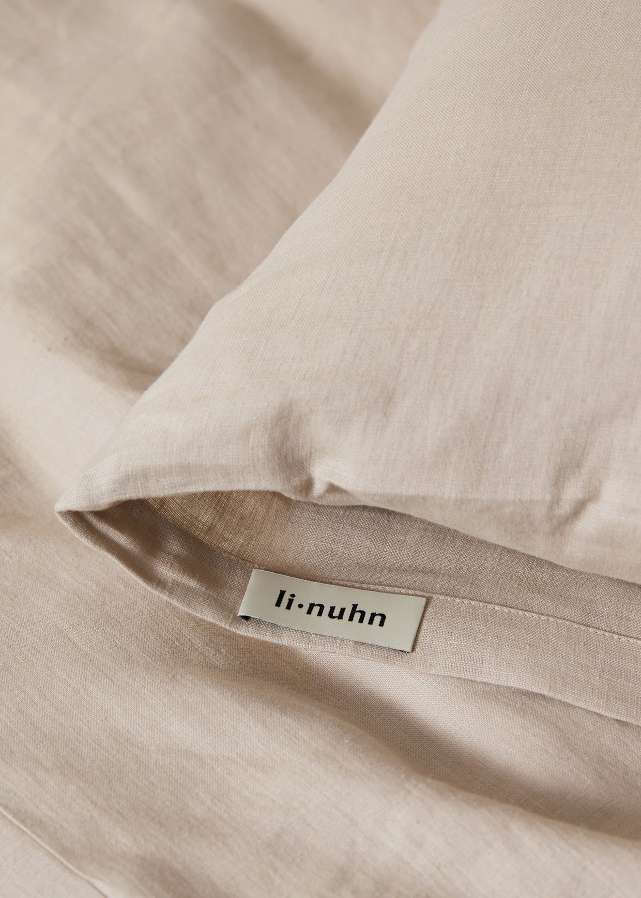 Bettwäsche aus Leinen in der Farbe Beige, Sanddünen, Creme, Naturstoff, biologisch und ethisch hergestellt Linuhn linnen beddengoed in beige zandduinen kleur crème natuurlijke stof biologisch en ethisch gemaaktDraps de literie en lin Linuhn en dunes de sable beige couleur crème tissu naturel biologique et fabriqué de manière éthique Linuhn linen bedding sheets in beige sand dunes cream natural fabric organic and ethically made