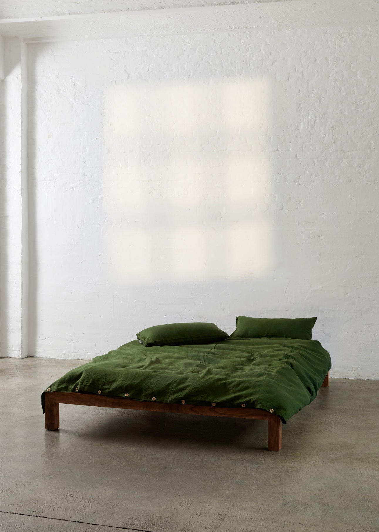 draps de literie en lin en tissu naturel kaki forêt vert foncé fabriqué de manière biologique et éthique, couleur couette et oreiller linnen beddengoed lakens in donkergroen boskaki natuurlijke stof biologisch en ethisch gemaakt, dekbed en kussenkleur Leinenbettwäsche aus dunkelgrünem, waldkhakifarbenem Naturstoff, biologisch und ethisch hergestellt, Bettdecken- und Kissenfarbe linen bedding sheets in dark green forest khaki natural fabric organic and ethically made, duvet and pillow colour