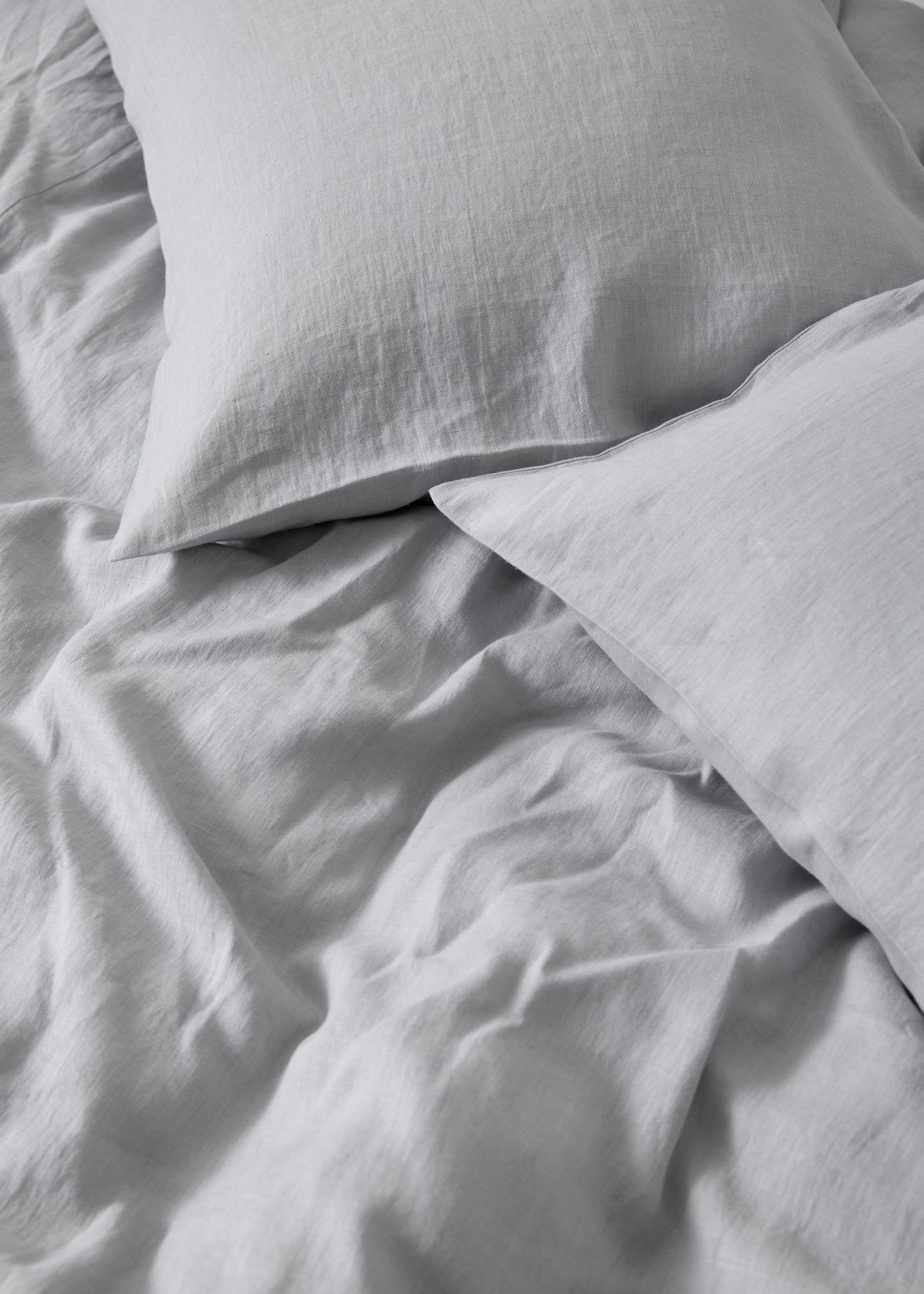 draps de literie en lin, housse de couette et taie d'oreiller de couleur gris pierre clair neutre kaki linen bedding sheets duvet cover and pillow cover in neutral light stone grey khaki colour linnen beddengoed lakens dekbedovertrek en kussensloop in neutrale licht steengrijze kaki kleur Leinenbettwäsche, Bettbezug und Kissenbezug in neutralem, hellem Steingrau und Khaki