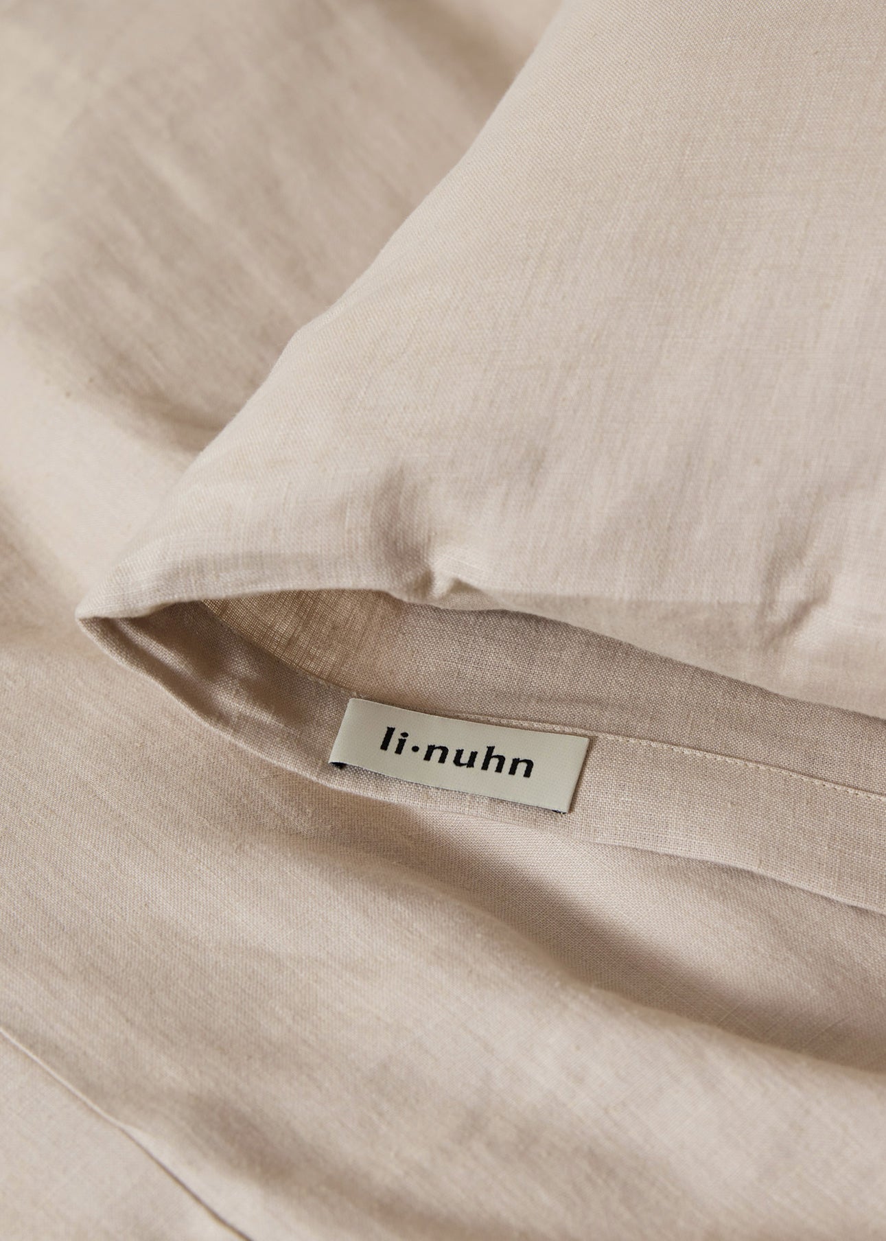 Bettwäsche aus Leinen in der Farbe Beige, Sanddünen, Creme, Naturstoff, biologisch und ethisch hergestellt Linuhn linnen beddengoed in beige zandduinen kleur crème natuurlijke stof biologisch en ethisch gemaaktDraps de literie en lin Linuhn en dunes de sable beige couleur crème tissu naturel biologique et fabriqué de manière éthique Linuhn linen bedding sheets in beige sand dunes cream natural fabric organic and ethically made