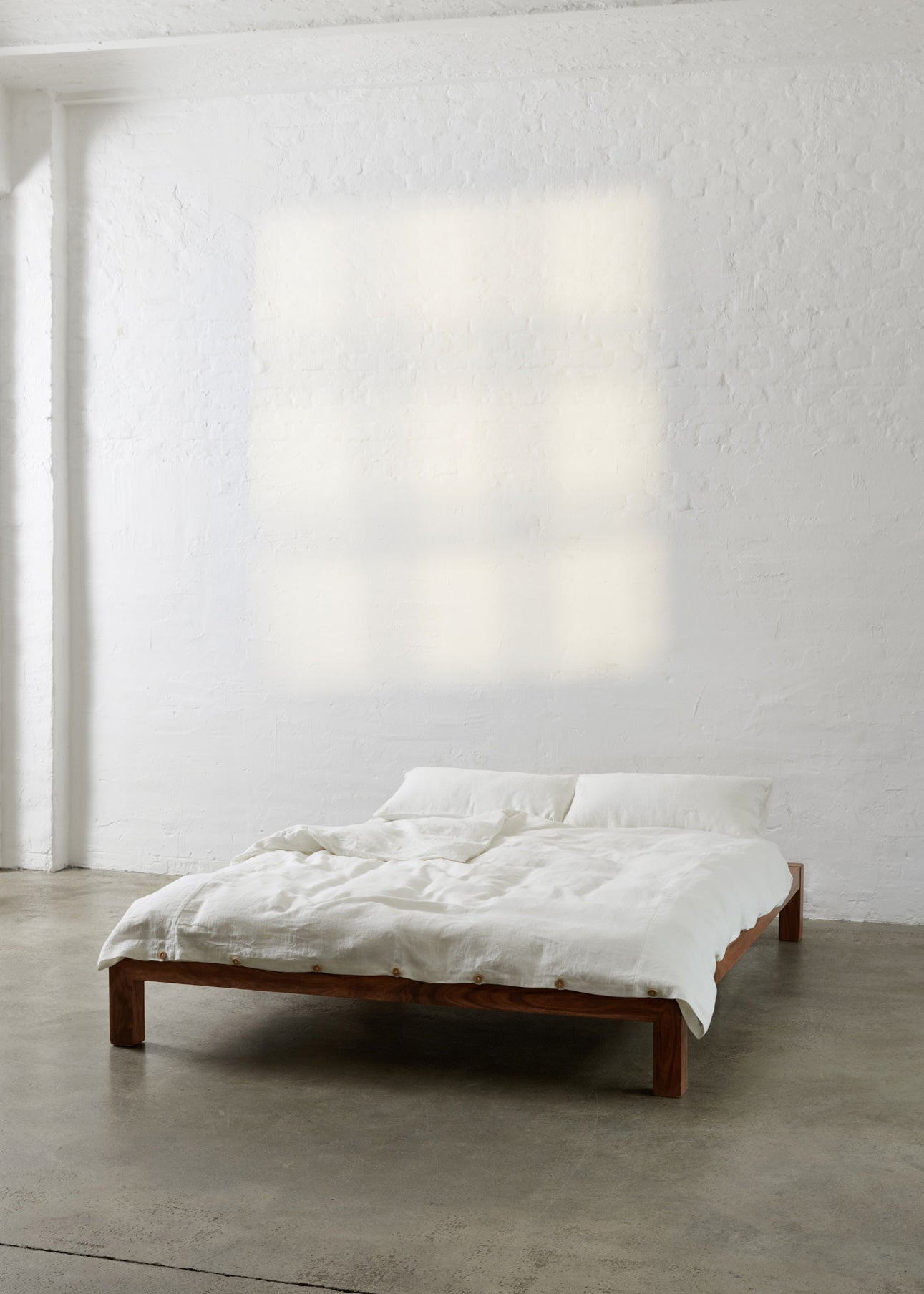 draps en lin couleur blanc cassé et blanc crème linen bedding sheets off-white and cream white colour Bettwäsche aus Leinen in gebrochenem Weiß und Cremeweiß linnen beddengoed lakens gebroken wit en crème witte kleur