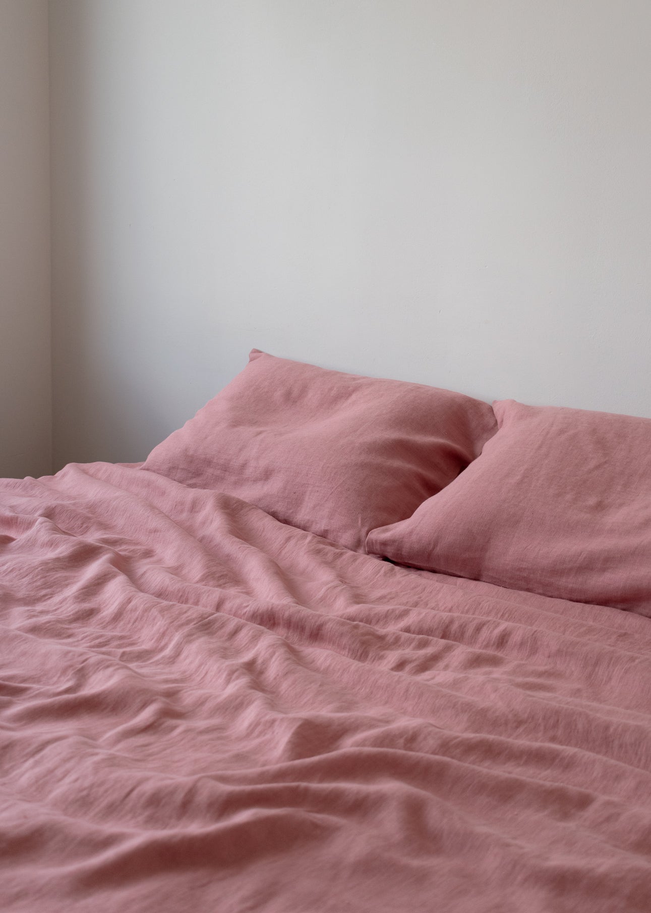 linnen beddengoed lakens in zomerblush rijke roze paarse kleur, natuurlijke stof ethisch gemaakt, dekbed en kussensloop Bettwäsche aus Leinen in sommerlichem, kräftigem Rosa-Lila, ethisch einwandfrei hergestellter Naturstoff, Bettdecke und Kissenbezug linen bedding sheets in summer blush rich pink purple colour, natural fabric ethically made, duvet and pillow cover draps de literie en lin de couleur violet rose riche en été, tissu naturel fabriqué de manière éthique, housse de couette et d'oreiller