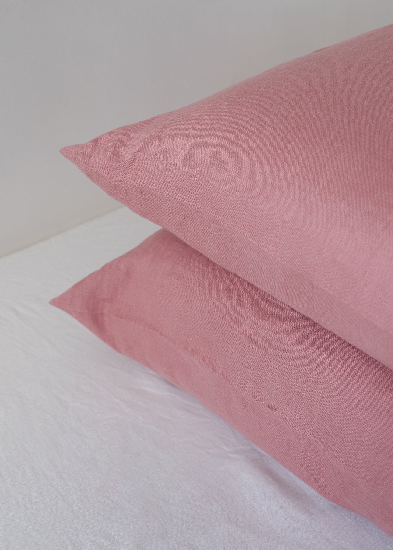 linnen beddengoed lakens in zomerblush rijke roze paarse kleur, natuurlijke stof ethisch gemaakt, dekbed en kussensloop Bettwäsche aus Leinen in sommerlichem, kräftigem Rosa-Lila, ethisch einwandfrei hergestellter Naturstoff, Bettdecke und Kissenbezug linen bedding sheets in summer blush rich pink purple colour, natural fabric ethically made, duvet and pillow cover draps de literie en lin de couleur violet rose riche en été, tissu naturel fabriqué de manière éthique, housse de couette et d'oreiller