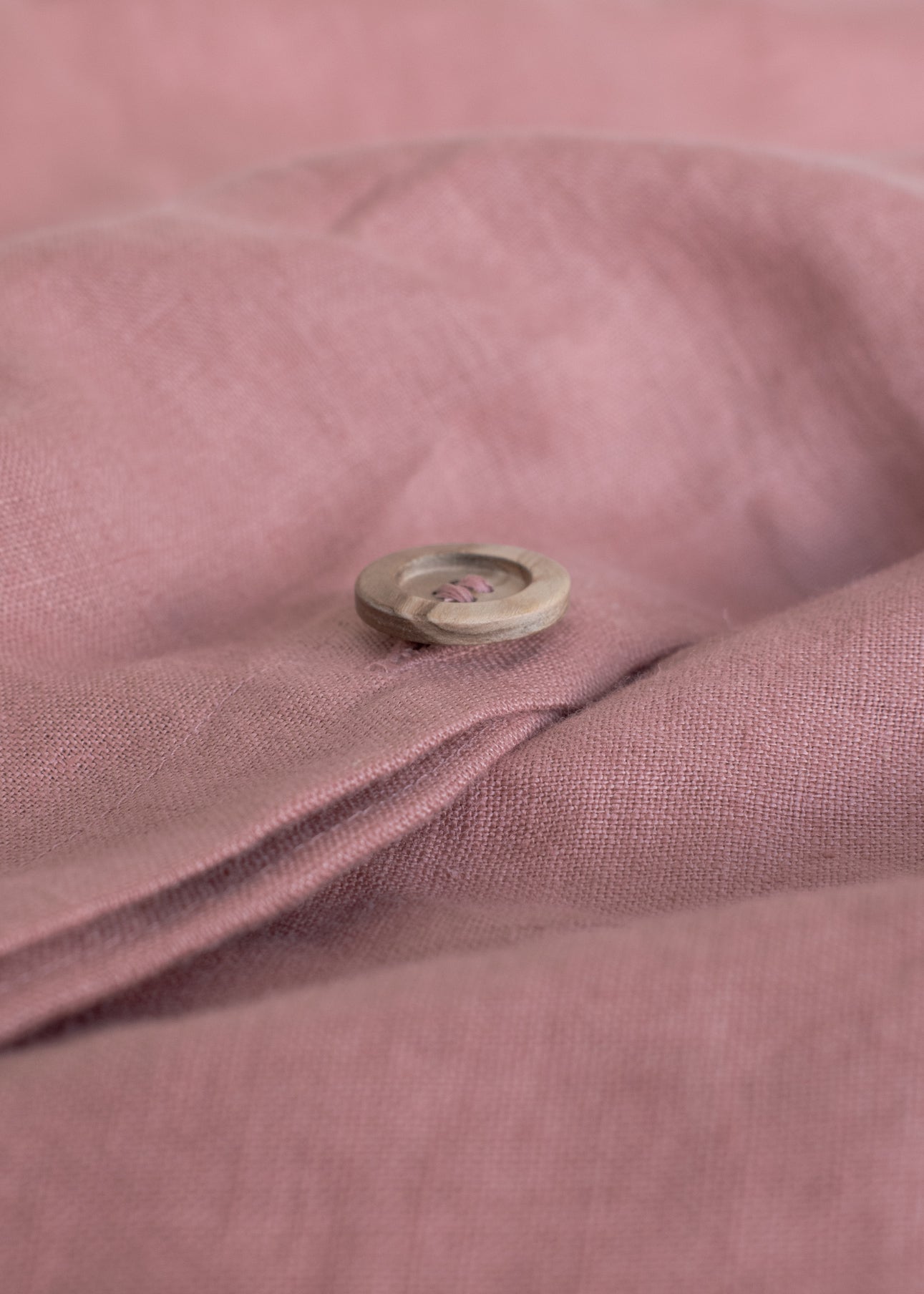 linnen beddengoed lakens in zomerblush rijke roze paarse kleur, natuurlijke stof ethisch gemaakt, dekbed en kussensloop Bettwäsche aus Leinen in sommerlichem, kräftigem Rosa-Lila, ethisch einwandfrei hergestellter Naturstoff, Bettdecke und Kissenbezug linen bedding sheets in summer blush rich pink purple colour, natural fabric ethically made, duvet and pillow cover draps de literie en lin de couleur violet rose riche en été, tissu naturel fabriqué de manière éthique, housse de couette et d'oreiller