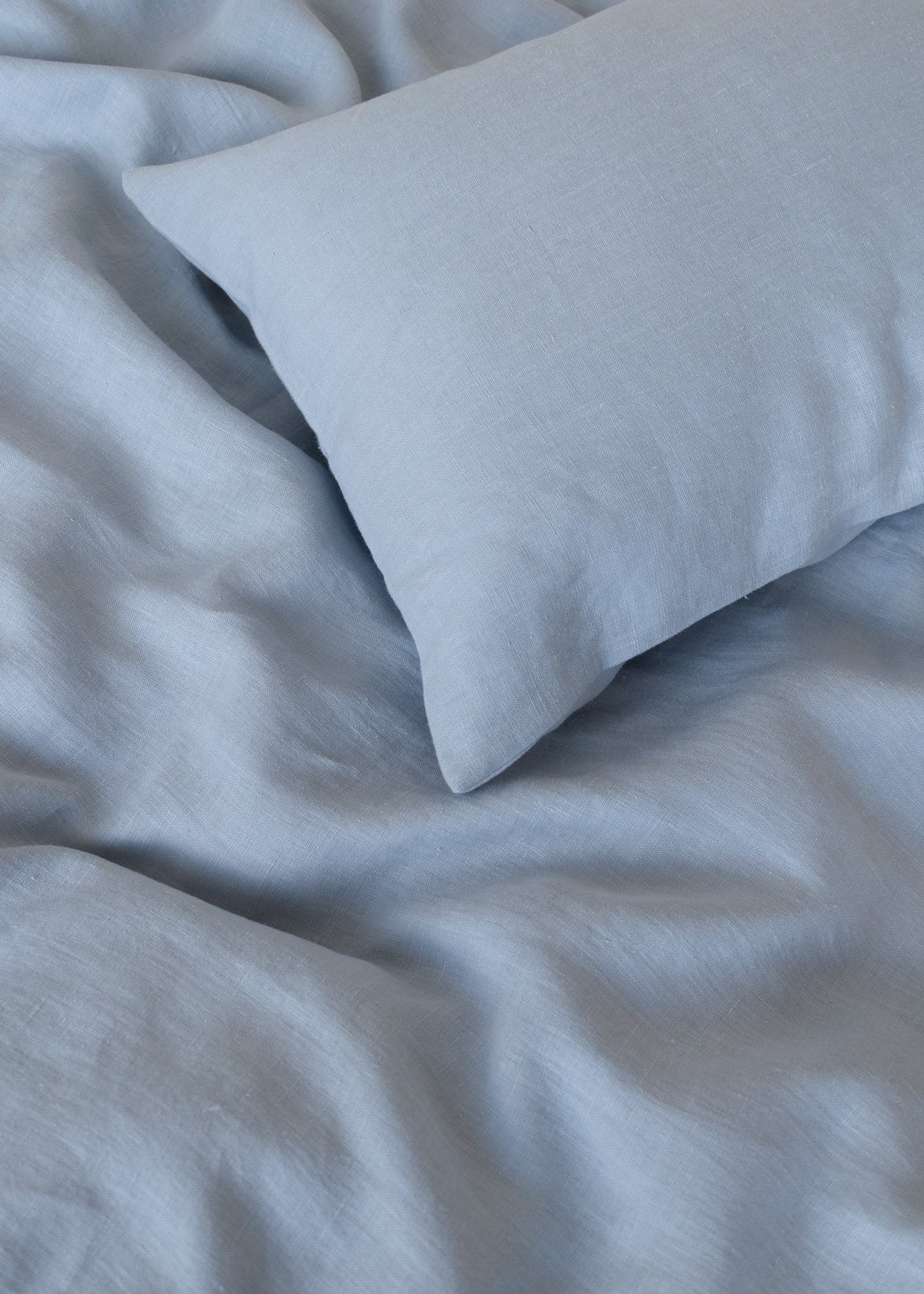 Bettwäsche aus Leinen in babyblauer, hellblauer Farbe, natürlicher Stoff, biologisch und ethisch hergestellt, Bettdecke und Kissenbezug linnen beddengoed lakens in babyblauw lichtblauw blauwe kleur, natuurlijke stof biologisch en ethisch gemaakt, dekbed en kussensloop draps de literie en lin de couleur bleu clair bleu bébé, tissu naturel fabriqué de manière biologique d'oreiller linen bedding sheets in baby blue light blue blue colour, natural fabric organically and ethically made, duvet and pillow cover