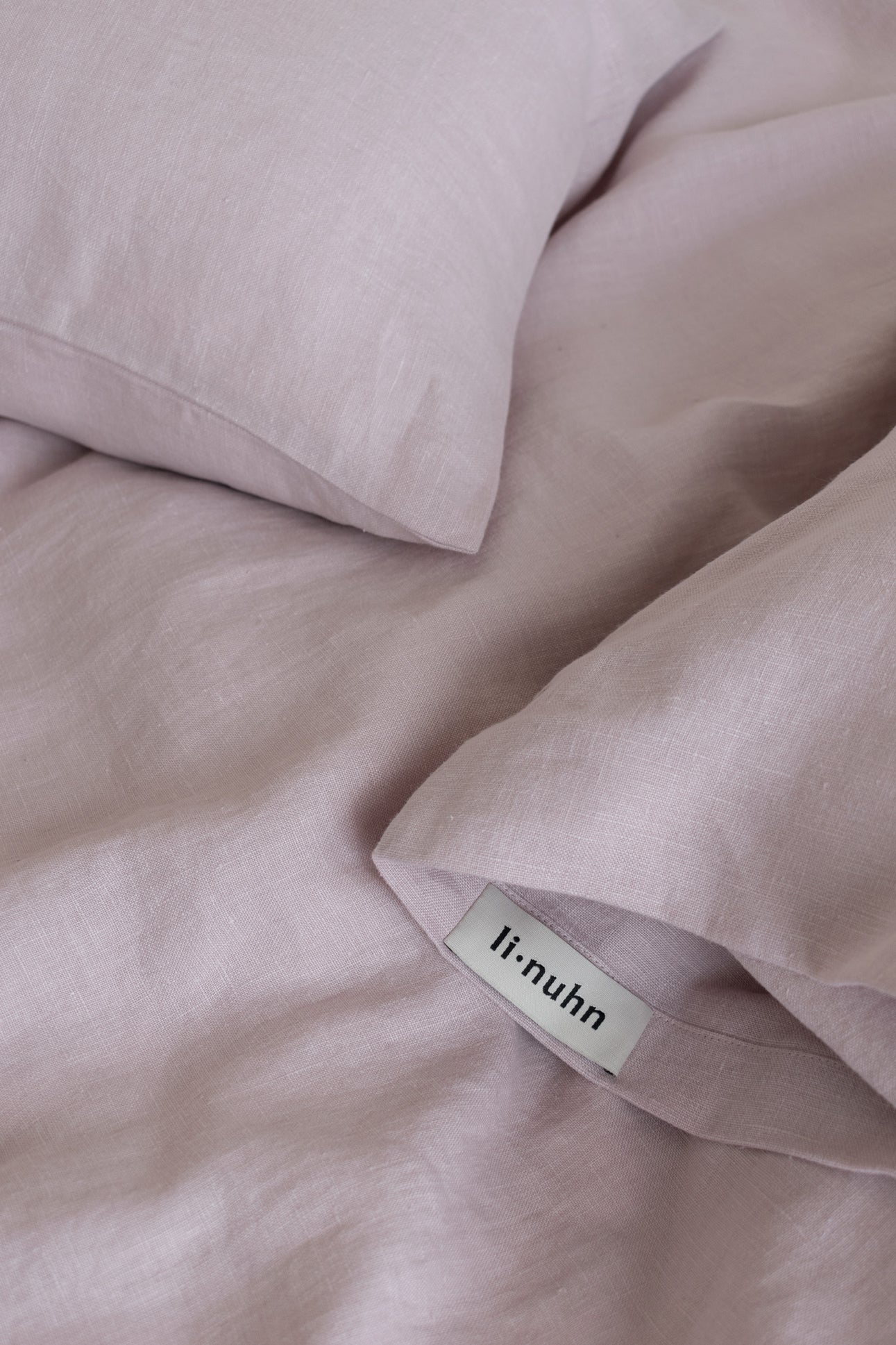 draps de literie en lin en blush rose tendre barbie couleur rose pastel tissu naturel biologique et fabriqué de manière éthique linnen beddengoed lakens in zachtroze blush barbie pastelroze kleur natuurlijke stof biologisch en ethisch gemaakt Bettwäsche aus Leinen in sanftem Rosa, Blush, Barbie, Pastellrosa, Naturstoff, biologisch und ethisch hergestellt linen bedding sheets in soft pink blush barbie pastel rose colour natural fabric organic and ethically made