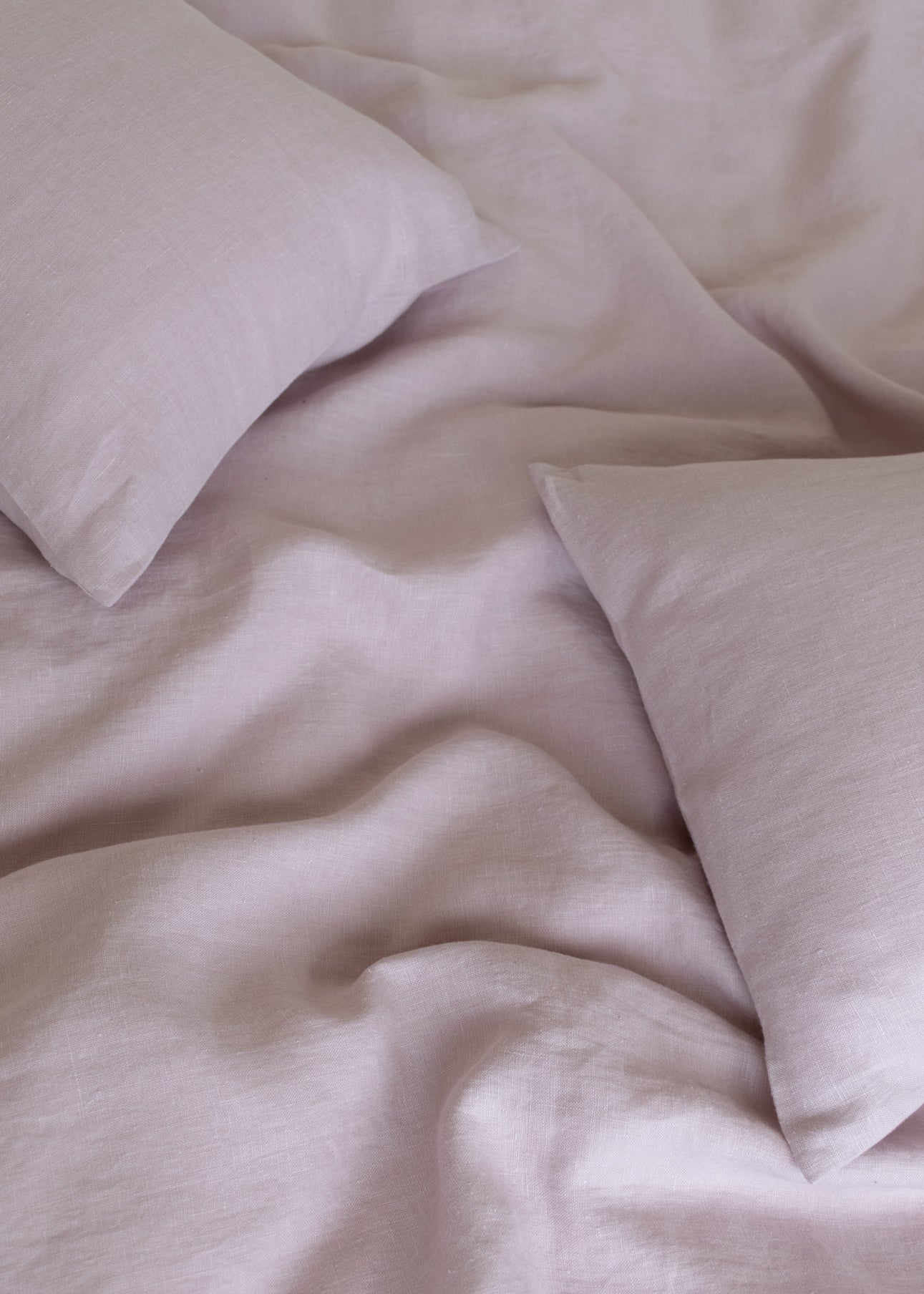 draps de literie en lin en blush rose tendre barbie couleur rose pastel tissu naturel biologique et fabriqué de manière éthique linnen beddengoed lakens in zachtroze blush barbie pastelroze kleur natuurlijke stof biologisch en ethisch gemaakt Bettwäsche aus Leinen in sanftem Rosa, Blush, Barbie, Pastellrosa, Naturstoff, biologisch und ethisch hergestellt linen bedding sheets in soft pink blush barbie pastel rose colour natural fabric organic and ethically made